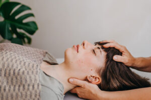 Eine Craniosacrale Technik in der ganzheitlichen Physiotherapie bei Stress 